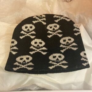 Beanie with scull and cross bones.​